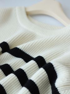 IWA025 Suéter de <span class=keywords><strong>punto</strong></span> a rayas blancas y negras finas sueltas francesas de lana de otoño e invierno para <span class=keywords><strong>mujer</strong></span> - Product Image 3