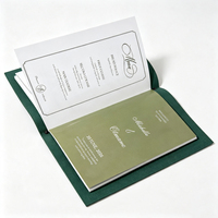Menu de restaurant personnalisé en daim vert foncé, logo monogramme en relief, pages intérieures remplaçables, menu de luxe pour hôtel, café