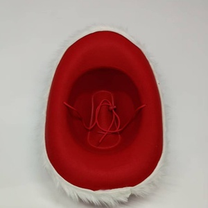 Chapeau de cowboy du Père Noël en feutre rouge avec bordure en fourrure blanche pour costume de fête de Noël - Product Image 6