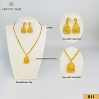 Ensemble de bijoux en or 18 carats Golden Star Custom, collier et boucles d'oreilles plaqués or, en alliage de zinc, cuivre et fer.
