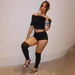 ชุดเซ็ตเสื้อครอปเปิดไหล่และกางเกงขาสั้นสำหรับผู้หญิง รุ่นคัสตอม 2026 เซ็กซี่ ไร้แขน ไร้สาย ถักนิตติ้ง เหมาะสำหรับใส่ไปเที่ยวคลับในฤดูใบไม้ผลิและฤดูร้อน - Product Image 5