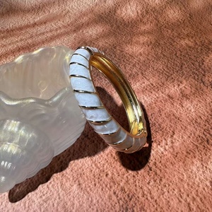 Bracelet Tendance Luxe Léger en Alliage Plaqué Or, Design Goutte d'Huile Irrégulier, Vente en Gros Usine 2026 - Product Image 5