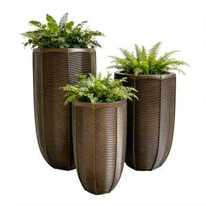 กระถางต้นไม้ทรงกระบอก FRP เคลือบโลหะ สำหรับตกแต่งล็อบบี้โรงแรมหรู กระถางไฟเบอร์กลาสสีทอง กระถางดอกไม้คุณภาพสูง - Product Image 1