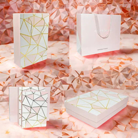 Boîte à gâteaux Macaron en papier d'art de qualité alimentaire Emballage cadeau gaufrage avec revêtement UV pour biscuits Muffins Cupcakes avec inserts en papier