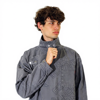 Chaqueta vaquera DIZNEW para hombre, gris lavado, oversize, con letras en relieve, cierre asimétrico, doble bolsillo, etiqueta roja en el puño y placa con nombre.