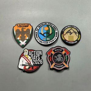 Écusson personnalisé en PVC souple 3D, étiquette en silicone gaufrée, patch en caoutchouc, transfert thermique pour vêtements et chapeaux - Product Image 1
