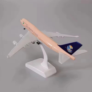 Modelo de Avión de Metal Fundido a Presión Boeing 747-400 de Saudi <span class=keywords><strong>Arabian</strong></span> <span class=keywords><strong>Airlines</strong></span> de 20 cm con Tren de Aterrizaje - Product Image 6