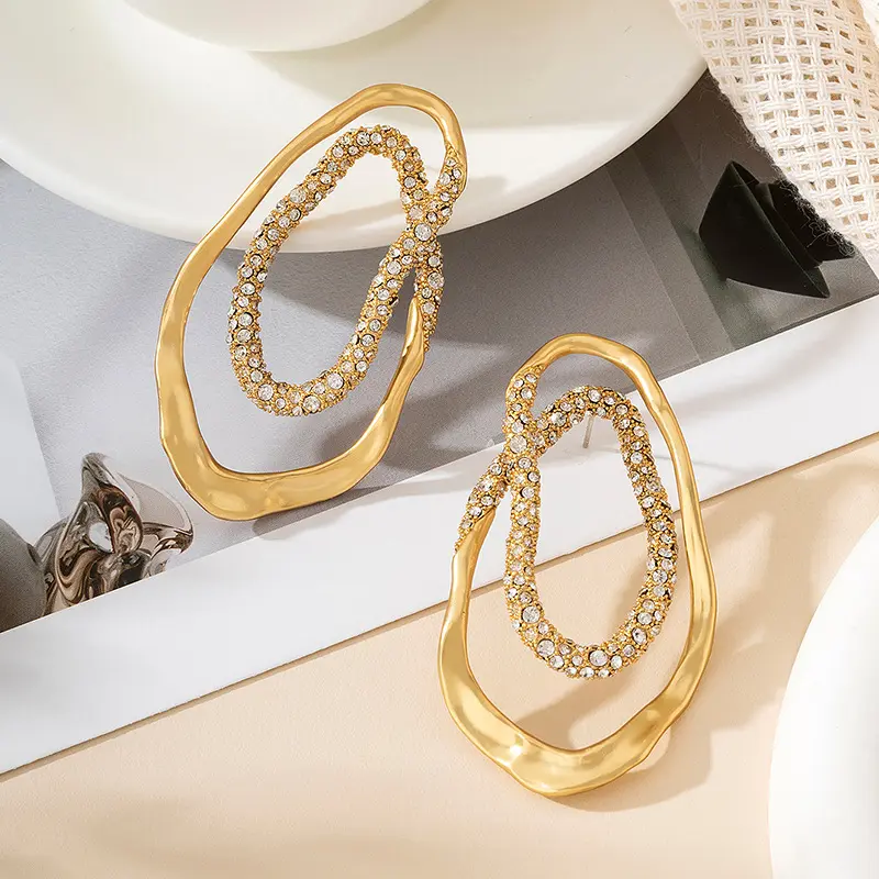 Nouvel arrivage de bijoux de mode Boucles d'oreilles rétro irrégulières en cercle d'or Boucles d'oreilles géométriques exagérées en alliage de strass