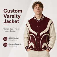 Blouson universitaire streetwear bordeaux surdimensionné en molleton épais avec logo personnalisé, appliqué en tissu éponge, manches contrastantes en cuir et bordure côtelée rayée
