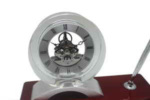 Đồng Hồ Để Bàn Thạch Anh Đế Gỗ Hồng Sắc Bóng Cao Đồng Hồ Để Bàn Pha Lê Có Bút - Product Image 4