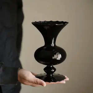 記念日のお祝いのための古典的なレトロな黒いガラスの卓上花瓶アールデコデザイン