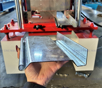 Machine de formage à rouleaux pour la fabrication de profilés de portes à volets roulants en acier galvanisé