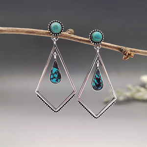 Orecchini Pendenti Geometrici con Accenti Colorati, Design Vintage, Accessori di Moda per Donne - Product Image 3
