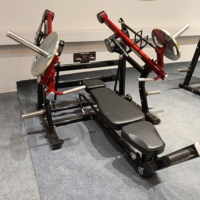 Banc de musculation professionnel réglable à charge libre pour press à la poitrine, avec support dorsal et conception assise sécurisée, construction métallique robuste pour salle de sport