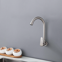 Robinet de cuisine moderne et durable en acier inoxydable 304 à col de cygne à arc élevé et simple dans le mur d'un hôtel