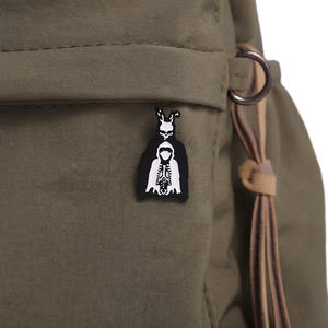 Películas de terror figura conejo disfraz esmalte Pin thriller psicológico <span class=keywords><strong>película</strong></span> inspiración broche solapa insignia joyería al por mayor - Product Image 3