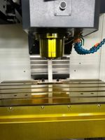 Centre d'usinage CNC VMC855 avec broche de 8000 tr/min et corps en fonte rigide pour pièces de plaque controbavées