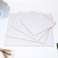 Plateaux carrés en carton blanc en gros avec bases anti-graisse, anti-humidité et anti-UV, idéaux pour la présentation de produits de boulangerie.