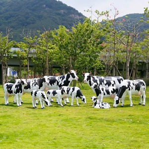 Sculpture de famille de vaches en FRP peinte à la main L005, figurines de vaches grandeur nature protégées contre les UV pour jardin, parc à thème, place commerciale - Product Image 3
