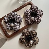 Aksesoris rambut mutiara Korea perempuan, aksesori rambut kasual elegan motif macan tutul mewah desain populer