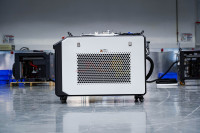 Machine de nettoyage laser industrielle 1000W à impulsions refroidie par eau, nouvelle, haute productivité, opération rapide sur grande surface, usage industriel