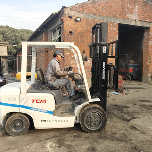 Chariot élévateur à fourche TCM FD30 d'occasion avec capacité de charge de 3 tonnes, moteur diesel, 4 roues motrices, mât à deux/trois étages, origine japonaise, utilisation en extérieur - Product Image 2