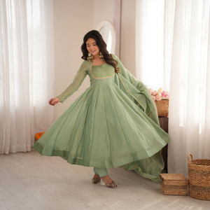 Ensemble de costume Anarkali vert sauge SALSA, longueur au sol, bordure dorée, séchage rapide, tenue traditionnelle gujaratienne indienne pour mariage, coupe ample pour femme - Product Image 1