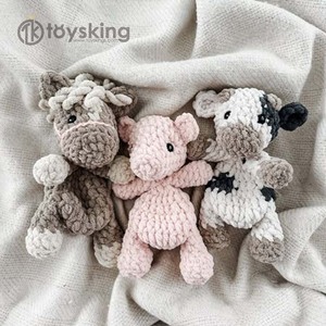 Peluche vache au crochet faite à la main - Poupée câline artisanale pour le sommeil du bébé, jouet en peluche en coton biologique, décoration de chambre d'enfant - Product Image 1