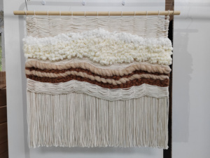 Grande Arazzo da Parete Macramè Moderno in Fibra Intrecciata a Mano Stile Boho, Design Artistico Personalizzato per Arredamento di Lusso - Product Image 4