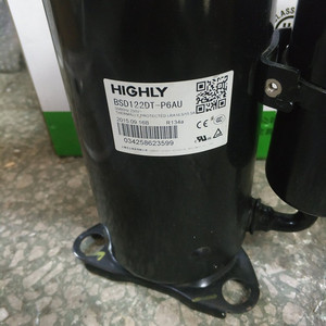 Compresseur Hitachi BSD122DT-P6AU hautement électrique R134A avec protection thermique, pièce de rechange pour sécheuse réfrigérée commerciale - Product Image 1