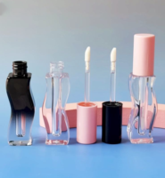 Vente en gros de contenants pour huile à lèvres en forme de vague de 2,5 ml, tube à gloss à lèvres rose vide, emballage cosmétique pour gloss à lèvres, logo personnalisé