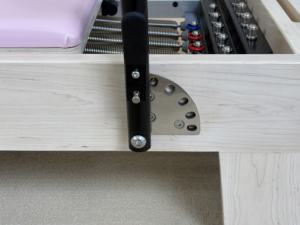 Cama de Pilates Reformer Rosa de Alta Gama, Estética y de Lujo para Mujer, con Logotipo Personalizado OEM, para Entrenamiento en Estudio de Yoga - Product Image 3