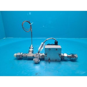 Lam Research 2300 Exelan Flex45เซ็นเซอร์การไหลแบบอินไลน์พร้อมฟิตติ้ง & หัววัดอุณหภูมิการไหลแบบอินไลน์เซ็นเซอร์ประกอบกับฟิตติน - Product Image 1