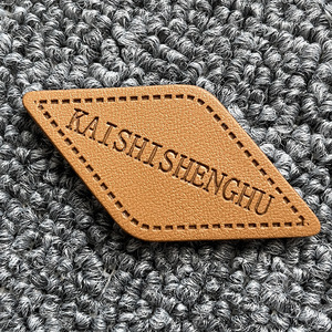Logo en relief en relief personnalisé étiquettes à repasser sur bagages en cuir PU à coudre sur une étiquette en faux cuir avec oeillet pour vêtements - Product Image 5
