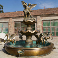 Fontaine sculptée de l'archange Saint Michel, grande fontaine de jardin en bronze coulé avec des anges et des chevaux, décoration de cour de villa