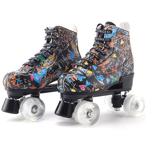 Nuovi Pattini in Linea Classici <span class=keywords><strong>a</strong></span> Quattro Ruote con Tacco Alto in Pelle PU Lucida Stampata Artistica Effetto Tendine di Manzo in Microfibra - Product Image 1