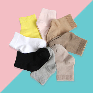 Vente en gros de chaussettes de cheville unisexes de couleur unie pour bébé, chaussettes d'équipage en Fiber de bambou sans couture pour garçons de 0 à 15 ans - Product Image 2