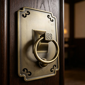 Nuova Maniglia a Anello per Porta in Ottone Anticato Stile Cinese con Piastra Rettangolare Incisa per Showroom di Materiali Edili e Showroom di Porte - Product Image 1