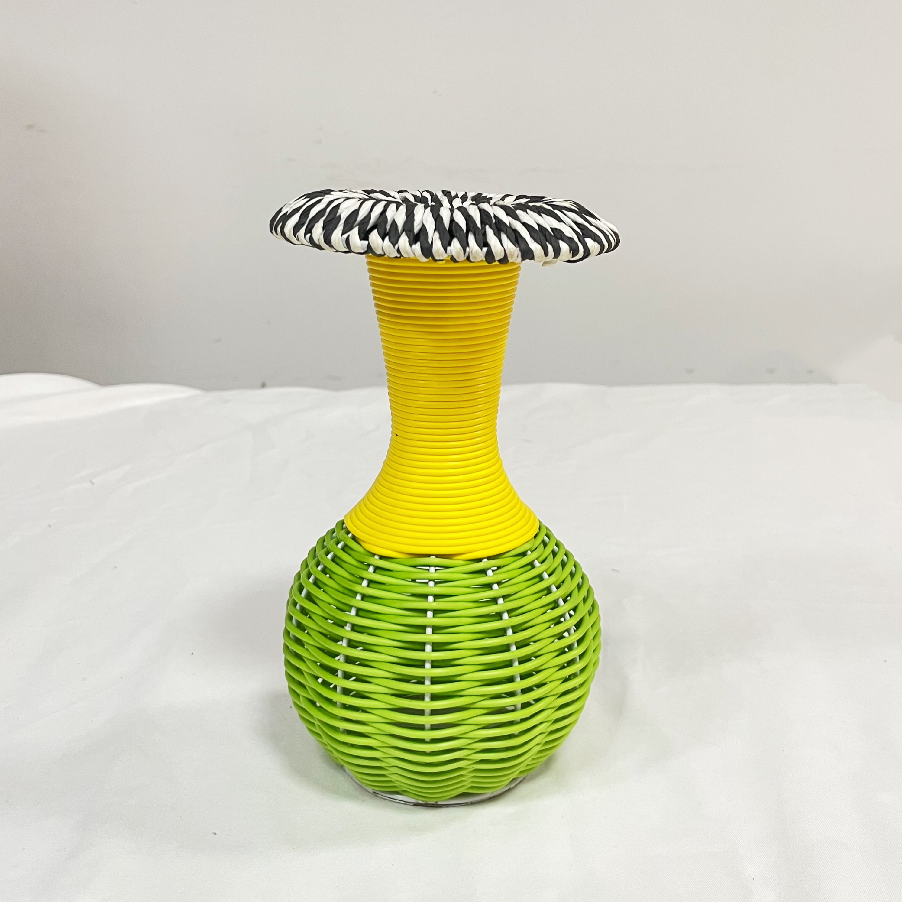 Новые товары, вазы из ротанга и металла ручной работы