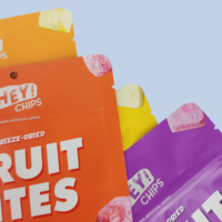 Sacs en mylar haute tolérance avec logo personnalisé sacs d'emballage pour bouchées de fruits et chips de bonbon pochettes à fermeture éclair de qualité alimentaire