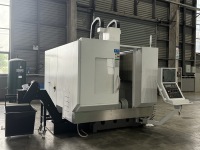 Centre d'usinage vertical CNC 5 axes simultanés avec course de 500 mm pour petits moules