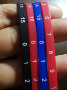 Oferta caliente en pulseras de silicona finas personalizadas Pulsera colorida en relieve inofensivo para el cuerpo para fines promocionales de niños - Product Image 6