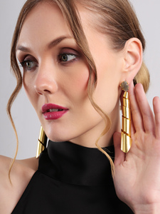 ต่างหูริบบิ้นเคลือบทองทรงหยดน้ำ ดีไซน์เกลียวทองยาวห้อยระย้า เครื่องประดับแฟชั่นสุดหรู ของขวัญสำหรับผู้หญิง สวมใส่ในงานปาร์ตี้ - Product Image 3