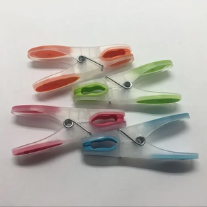 Pinces à <span class=keywords><strong>linge</strong></span> en plastique durables et résistantes au vent, pinces à prise souple avec crochet, design moderne, pinces à sac pour usage domestique - Product Image 5