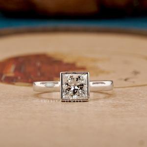 Magnifiques bagues en diamant créées dans des collections de joaillerie fine pour mettre en valeur la brillance et le luxe de chaque diamant. - Product Image 6