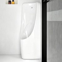Urinoir d'angle blanc sur pied en céramique avec capteur et chasse à commande manuelle pour toilettes publiques compactes, équipement sanitaire