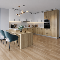 Système d'armoires de cuisine en bois clair en forme de L sur mesure avec armoires murales blanches, extension de salle à manger et emplacement pour appareils électroménagers