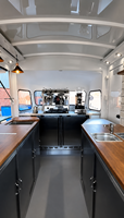 Food Truck de burgers végétaliens et d'aliments végétaliens avec grill et bar à sauces sans produits laitiers pour foires de santé, événements sportifs et marchés végétaliens