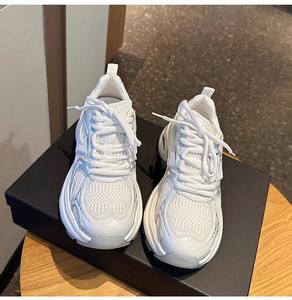 Chaussures décontractées tendance pour femme, style Dad Shoes, en maille légère argentée et blanche, à semelle épaisse, rehaussantes et amincissantes - Product Image 2