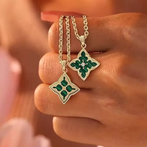 Collar con Colgante de Trébol de Cuatro Hojas con Diseño de Flor de la Suerte, en Acero de Titanio con Baño de Oro de 14k y Circonita, Estilo Moderno - Product Image 4